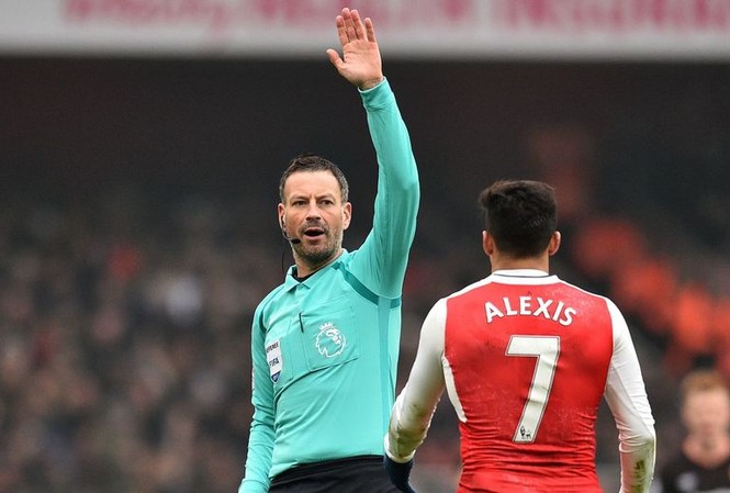 Trọng tài nhận sai vì biếu Arsenal bàn thắng bằng tay Mark Clattenburg thừa nhận sai lầm ở trận Arsenal thắng Hull City.