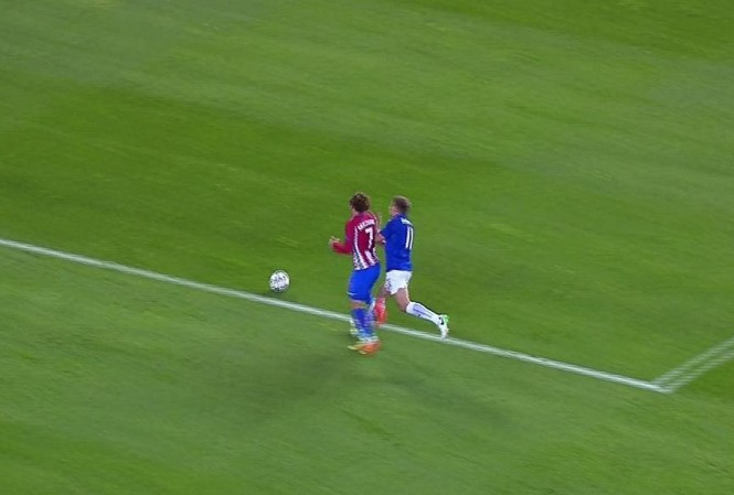 Leicester bốc hoả vì bàn thắng 'tưởng tượng' của Atletico Albrighton phạm lỗi với Griezmann bên ngoài vòng cấm, nhưng trọng tài lại chỉ tay vào chấm 11m.