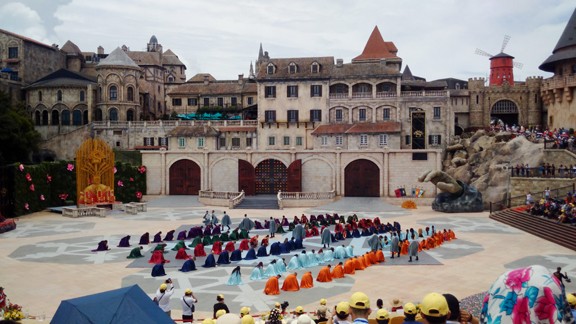 Show nghệ thuật “khủng” trên đỉnh núi Bà Nà Hơn 200 nghệ sĩ đến từ 17 quốc gia tham gia biểu diễn tại vũ hội
