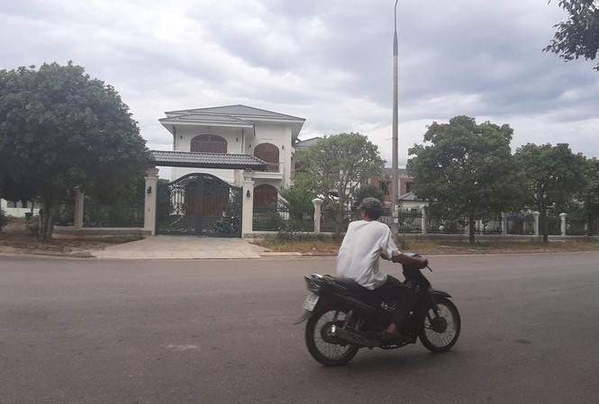 Không thu hồi đất 2 lô đất của vợ cựu Bí thư Quảng Nam là ‘phù hợp thực tiễn’? Hai lô đất A51 và A52 tại khu phố mới Tân Thanh (Tam Kỳ, Quảng Nam) đã được xây dựng biệt thự.