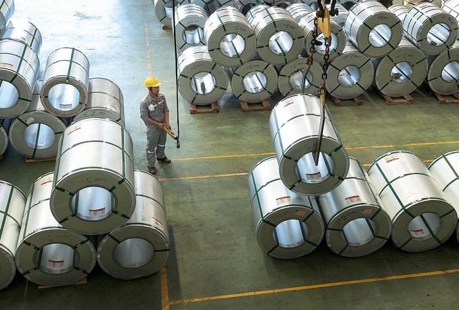 Mỹ áp thuế tôn thép 'khủng', vì sao Hoa Sen vẫn vượt qua? Hoa Sen đã chủ động sử dụng nguồn nguyên liệu Việt Nam hoặc các nguyên liệu có nguồn gốc xuất xứ không phải từ Trung Quốc, Hàn Quốc, Đài Loan để sản xuất các đơn hàng xuất khẩu đi Mỹ