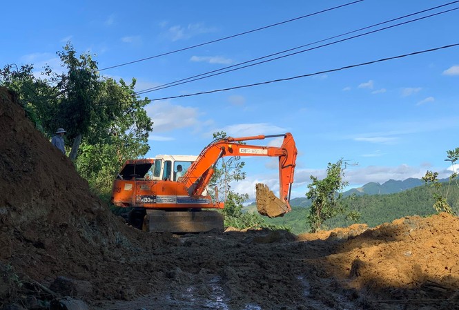 Bão số 9 làm 2 người chết, 55 người mất tích, 88.600 nhà bị thổi bay mái Các lực lượng cứu hộ cứu nạn đang tìm cách tiếp cận hiện trường vụ sạt lở nghiêm trọng ở huyện Nam Trà My