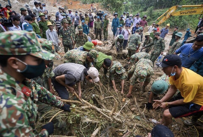 Di dời khẩn cấp người dân khỏi nơi nguy cơ sạt lở đất, lũ quét Các lực lượng vẫn tích cực tìm kiếm những nạn nhân mất tích trong vụ sạt lở ở Nam Trà My, Quảng Nam
