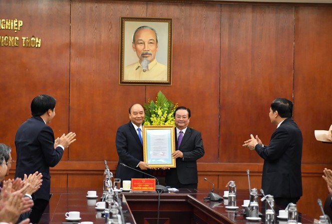 Thủ tướng trao quyết định điều động, bổ nhiệm Thứ trưởng Lê Minh Hoan Thủ tướng Nguyễn Xuân Phúc trao quyết định điều động, bổ nhiệm ông Lê Minh Hoan, nguyên Bí thư tỉnh uỷ Đồng Tháp làm Thứ trưởng Bộ NN&PTNT