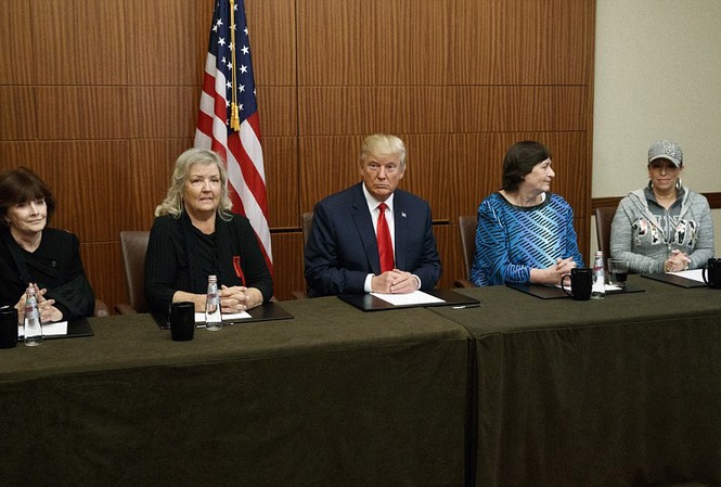 Ông Trump đưa 3 phụ nữ tố ông Clinton quấy rối đến cuộc tranh luận Ứng viên đảng Cộng hòa Donald Trump cùng 4 phụ nữ được cho là nạn nhân của gia đình Clinton trong cuộc họp báo ngay trước cuộc tranh luận thứ 2
