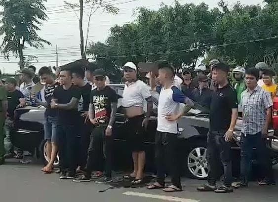 Vì sao chưa khởi tố hành vi cố ý gây thương tích vụ giang hồ vây xe chở công an? Nhiều đối tượng xăm trổ vây xe chở công an trong vụ việc xảy ra vào ngày 12/6