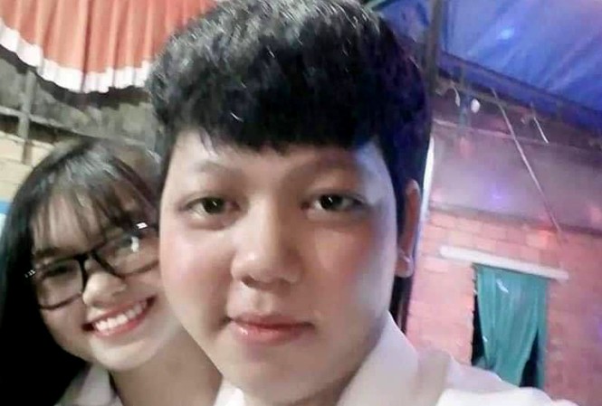 Mất điện thoại, nam thanh niên đâm 2 người thương vong Mẫn và Trinh bị bắt giữ sau khi gây ra án mạng. Ảnh M.T