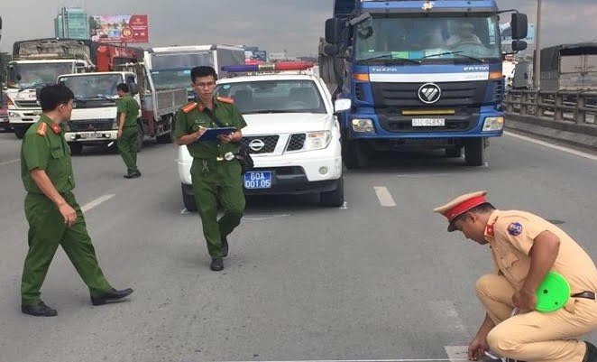 Bắt khẩn cấp tài xế điều khiển xe ben tông xe tuần tra CSGT Lực lượng chức năng khám nghiệm hiện trường