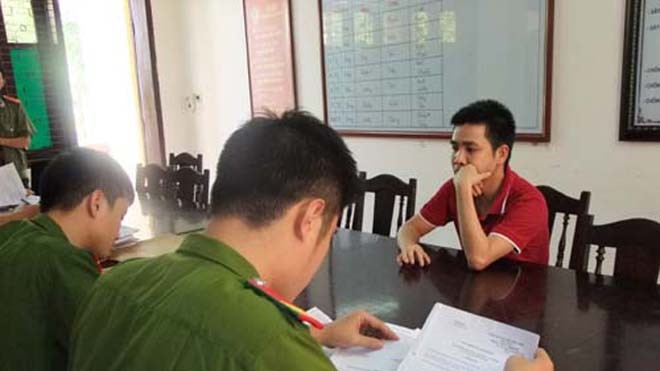 Bắt giam giám đốc lừa đảo xuất khẩu lao động Lê Đức Chín tại cơ quan công an. (Ảnh: Công an Thanh Hóa)