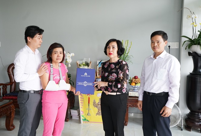 Trao bằng tốt nghiệp cho sinh viên qua đời do tai nạn giao thông Đại diện Ban giám hiệu trường ĐH Hoa Sen trao bang tốt nghiệp cho bà Liên (áo hồng) mẹ của nam sinh Hải Nguyên