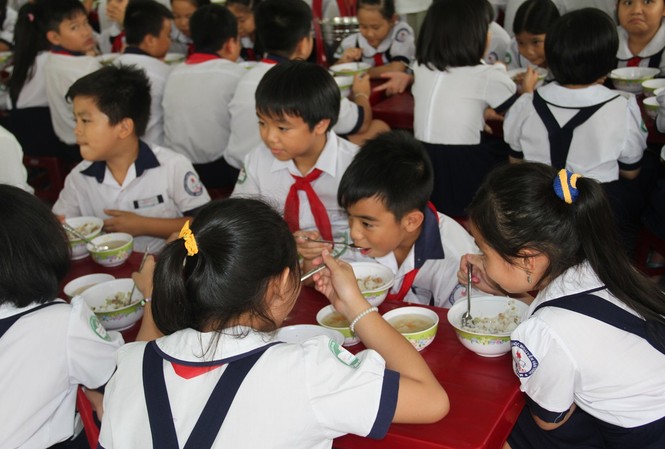 TPHCM ban hành khung mức thu đầu năm học mới Học sinh TPHCM trong giờ an trưa ở trường