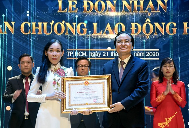 Đại học Văn Lang nhận Huân chương Lao động Hạng Ba Thừa ủy quyền của Chủ tịch nước, Bộ trưởng Bộ GD&ĐT Phùng Xuân Nhạ đã trao tặng Huân chương Lao động Hạng Ba cho tập thể sư phạm Trường ĐH Văn Lang