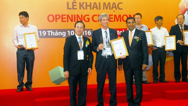 TH true MILK đoạt giải Trang trại tốt nhất Việt Nam Ông Tal Cohen- Tổng phụ trách kỹ thuật trang trại TH (đứng giữa) nhận Giải thưởng ngày 19/10.