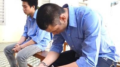 Chuốc rượu cô gái 14 tuổi say mềm rồi thay nhau cưỡng hiếp Hai tên “yêu râu xanh” tại cơ quan CSĐT.