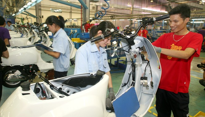 Ưu đãi cho doanh nghiệp: Sính ngoại hơn nội? Doanh nghiệp ngoại luôn được nhiều ưu đãi hơn doanh nghiệp nội. Ảnh: Như Ý (Ảnh chụp tại Nhà máy lắp ráp xe Piaggio)