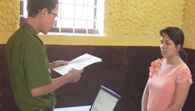 Kinh hoàng với cô cháu dâu ‘hờ’, cứ lên cơn giận là đốt nhà Cơ quan điều tra thực hiện lệnh bắt tạm giam đối với Hiền.