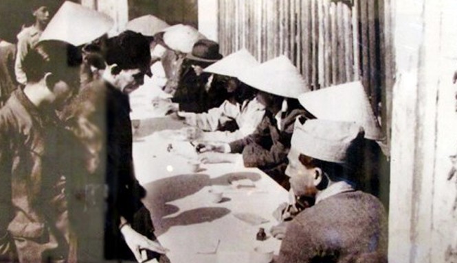 Quốc hội khóa 1 và những giây phút không thể nào quên Cử tri Hà Nội bỏ phiếu ngày 6/1/1946. Ảnh tư liệu.