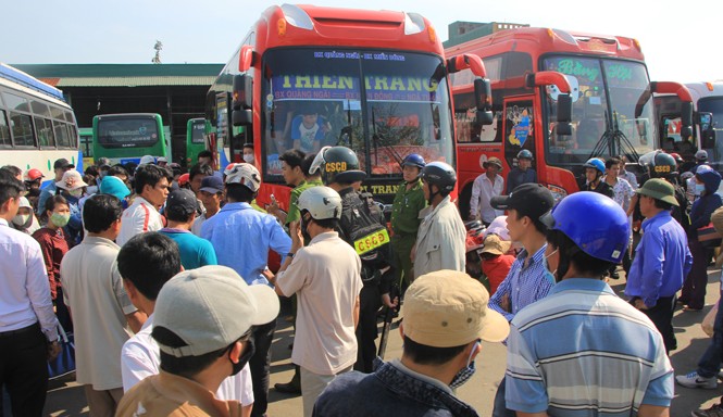Nhà xe nợ nần, hành khách mắc kẹt trong nắng nóng Chuyến xe khách Quảng Ngãi – TPHCM buộc phải nằm chờ tại bến suốt 3 giờ đồng hồ do tranh chấp giữa hai bên. Ảnh: Ngô Tùng.