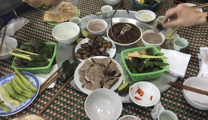 Lạ kỳ chuyện làng đầu năm ăn thịt chó… cầu may Thịt chó, món không thể thiếu trong mâm cỗ người làng Yên Trường ngày mùng 4 Tết. Ảnh: TL.