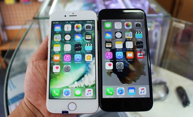 Hàng nhái iPhone 7, 7 Plus giá rẻ bán tràn lan ở TP HCM Rất khó phân biệt iPhone 7 hàng nhái (bên trái) và hàng thật.
