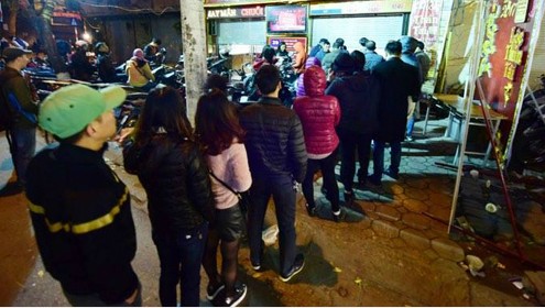 Giá vàng tăng 'sốc' trong phiên đầu ngày Thần tài Nhiều người xếp hàng trên phố Trần Nhân Tông (Hà Nội) từ sáng sớm để mua vàng. Ảnh: Giang Huy/VnExpress.