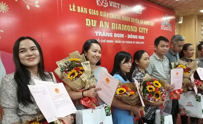 Việt Hưng Phát trao hàng trăm sổ hồng Dự án Diamond City Khách vỡ òa hạnh phúc khi được Việt Hưng Phát trao sổ tại dự án Diamond City.