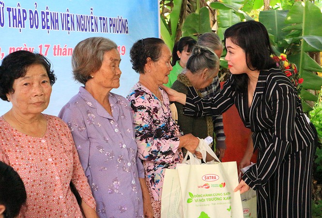 Khám bệnh cho hơn 300 người dân ở huyện Bình Chánh Bà Huỳnh Thị Lan Phương, Phó Tổng giám đốc VWS trao tặng quà cho người dân.