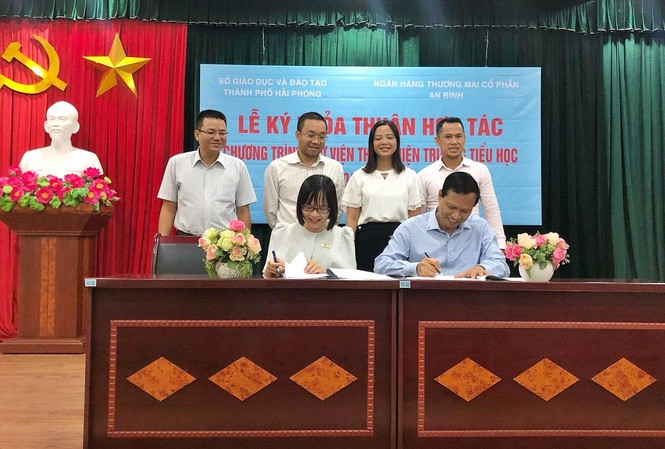 ABBANK dành gần 1,7 tỷ đồng xây thư viện cho học sinh tiểu học tại Hải Phòng Bà Nguyễn Thị Hương – Phó Tổng Giám đốc ABBANK và Ông Nguyễn Xuân Trường – Giám đốc Sở Giáo dục & Đào tạo Hải Phòng cùng ký kết hợp tác Dự án Thư viện thân thiện.