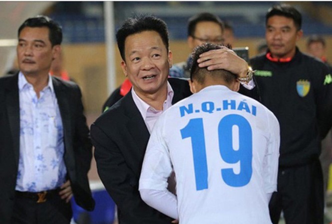 Bầu Hiển nhắc Quang Hải vì phong độ sa sút, mải quảng cáo Bầu Hiển muốn các cầu thủ Hà Nội và Quang Hải tập trung chuyên môn.
