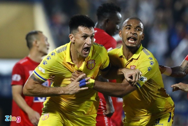 Nam Định trụ hạng V-League sau cuộc đua nghẹt thở với Quảng Nam Merlo sẽ cùng các đồng đội ở lại V-League mùa sau.