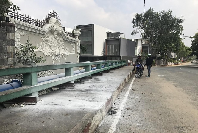 Hai người đàn ông bốc cháy trên cầu ở Sài Gòn Hiện trường vụ việc