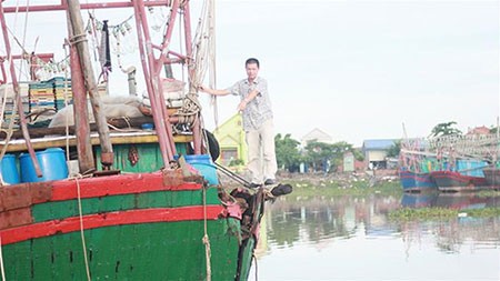 Bản tin 8H: Tàu cá Việt Nam lại bị tấn công Tàu cá bị tàu mang số hiệu của Trung Quốc đâm thủng bên mạn trái và đuôi tàu đang neo chờ sửa chữa - Ảnh: Tiến Thắng