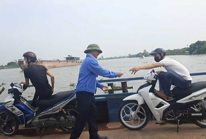 Bản tin 8H: Thu tiền phà không xé vé, một giám đốc bị cách chức Nhân viên bến phà Quang Thanh thu tiền phà nhưng không xé vé. Ảnh: BVPL