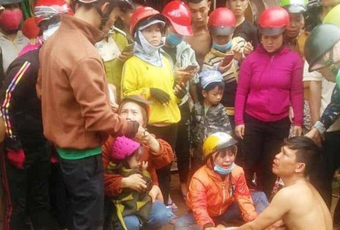 Bản tin 8H: Người nhà đưa thi thể nạn nhân để giữa đường, vu vạ cho CSGT Người nhà đưa thi thể nạn nhân để giữa đường bắt đền CSGT. Ảnh: Facebook