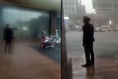 Bản tin 8H: Bảo vệ đuổi người trú mưa giữa dông lốc khiến dân mạng phẫn nộ Bảo vệ khách sạn đuổi người trú mưa. Ảnh cắt từ clip