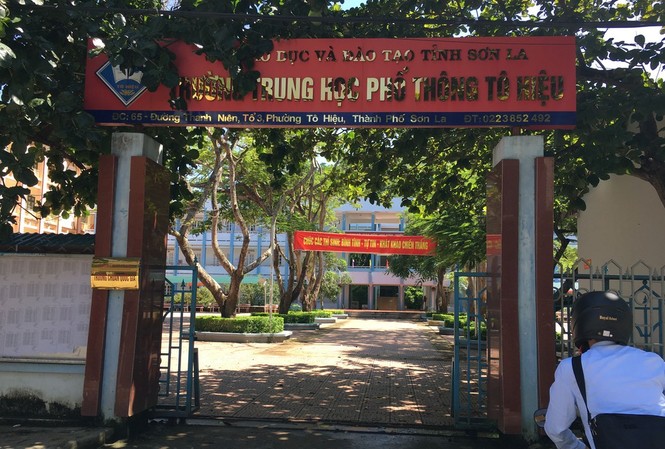 Bản tin 8H: Gian lận thi cử Sơn La vẫn được duyệt là Chiến sĩ thi đua Trường Trung học phổ thông Tô Hiệu, nơi ông Nguyễn Quốc Chiến, giáo viên môn tin học công tác. Ông Chiến được đưa vào làm thành viên Ban thư ký Hội đồng thi Sơn La năm 2018. Ảnh: Vũ Phương