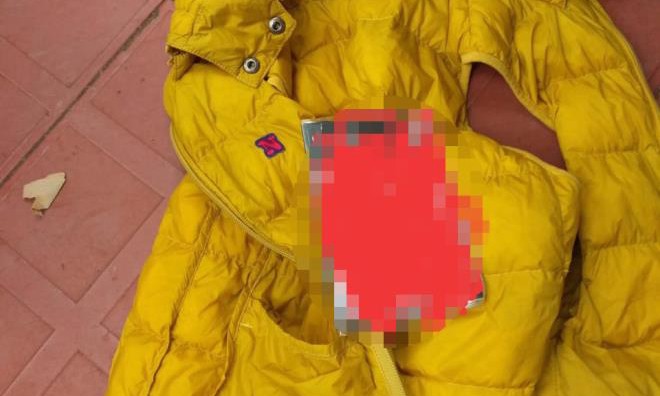 Bản tin 8H: Người dân vùng lũ Hà Tĩnh trả lại sổ tiết kiệm quên trong hàng cứu trợ Cuốn sổ tiết kiệm nằm trong túi chiếc áo khoác phao màu vàng. Ảnh: VTC