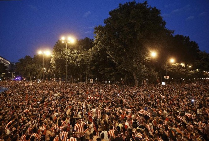 Biển người thức trắng đêm ăn mừng Atletico 'đăng cơ' Biển người ăn mừng chiến công của Atletico