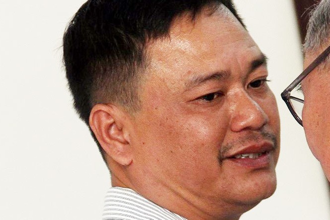 Nguyên điều tra viên vụ Năm Cam được giảm án Nguyên điều tra viên Nguyễn Tuyến Dũng tại tòa sáng nay. Ảnh: Tân Châu