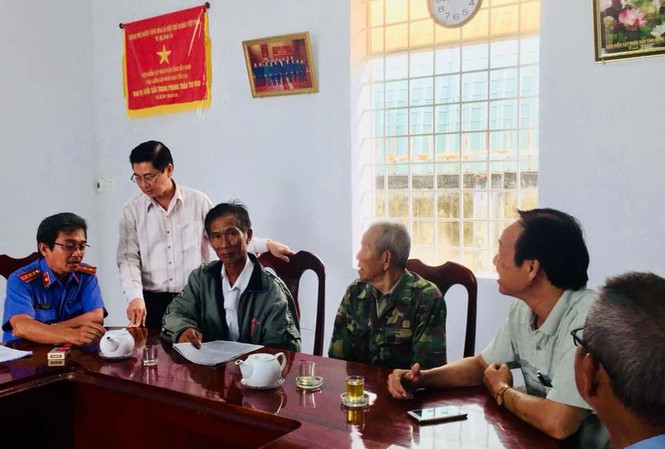 Trao quyết định đình chỉ điều tra cho 7 công dân bị bắt giam oan Trao quyết định cho 7 công dân bị hàm oan ngày 4/4. Ảnh: T.V.P