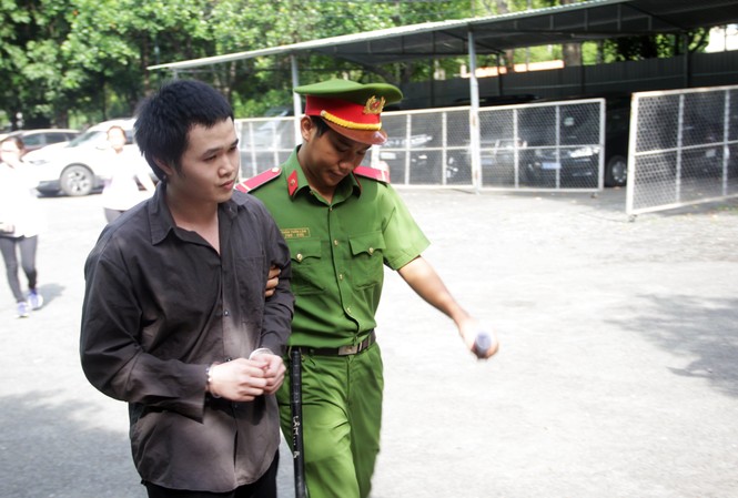 'Tú ông' thừa nhận kê chênh 2.000 USD khi môi giới cho Á hậu bán dâm 'Tú ông' Kiều Đại Dũ vào phòng xử án sáng nay 15/7. Ảnh: Tân Châu