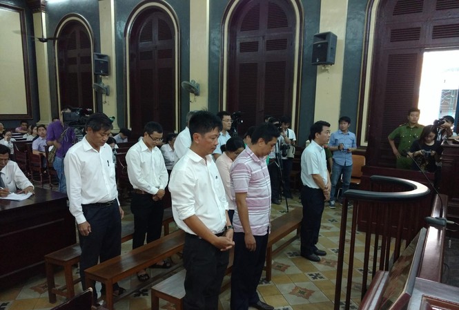 'Bộ sậu' buôn bán thuốc ung thư giả VN Pharma đối diện khung phạt đến tử hình Ngày 24/9 tới các bị can này tiếp tục hầu tòa trong phiên xử dự kiến 7 ngày. Ảnh: Tân Châu
