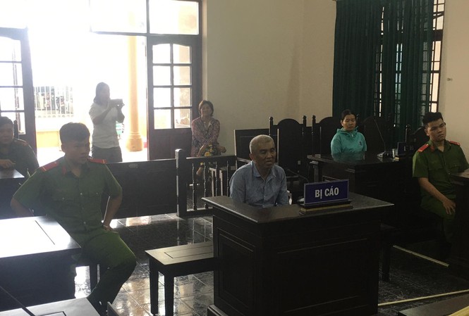 Thêm một gã đàn ông tiếp nối Linh ‘nựng’ vào tù Phiên tòa ngày 12/11 đã tuyên phạt bị cáo Nguyễn Văn Chín 5 năm tù.