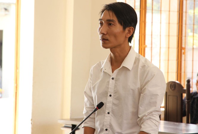 Người chồng đánh đập dã man, dìm vợ xuống nước bị tuyên phạt 3 tháng tù Bị cáo Phạm Chí Linh tại tòa chiều nay 21/11. Ảnh: Tân Châu