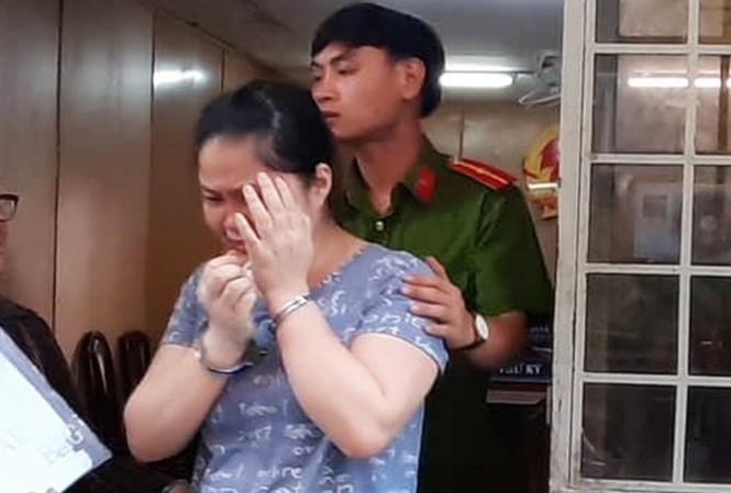 Nhân viên hợp đồng của VKS lừa 'chạy’ vào ngành công an để chiếm đoạt tiền Cựu nhân viên hợp đồng của Cơ quan đại diện VKSND tối cao - bị cáo Nguyễn Thị Tân rời phòng xử với án phạt 7 năm tù. Ảnh: Tân Châu