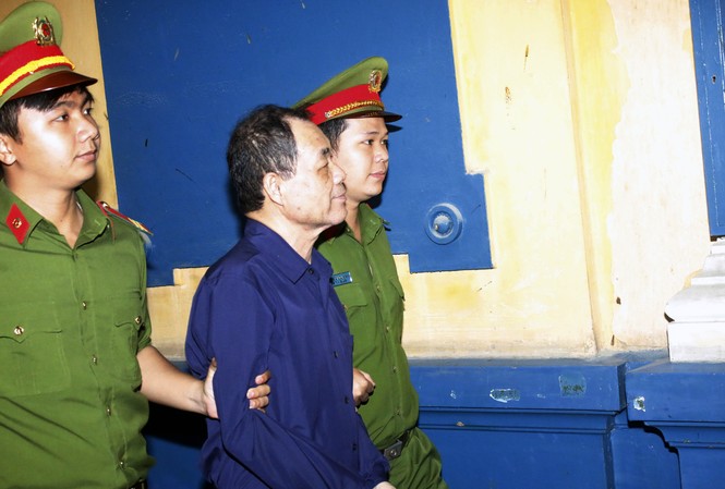 Gây thiệt hại hàng trăm tỷ đồng, ông Trầm Bê khai gì? Ông Trầm Bê trong phiên xử trước bị tuyên 4 năm tù, nay đang đối diện với án phạt nặng hơn trong vụ án mà Cơ quan điều tra vừa kết luận. Ảnh: Tân Châu.