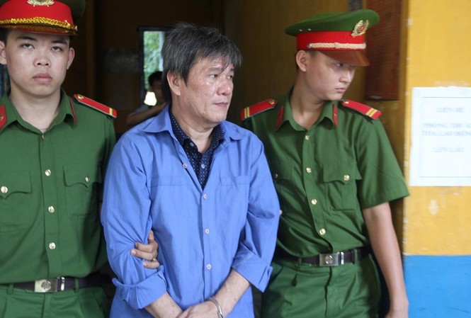 13 cán bộ ngân hàng dính lao lý vì 23 sổ đỏ của ‘siêu lừa’ Dương Thanh Cường 'Siêu lừa' Dương Thanh Cường trong 1 lần hầu tòa. Ảnh: Tân Châu
