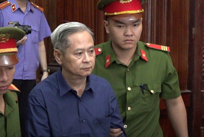 Lộ nguyên nhân cựu Chủ tịch Lê Hoàng Quân bị 'qua mặt' vụ nhà 15 Thi Sách Nguyên Phó Chủ tịch UBND TPHCM - bị cáo Nguyễn Hữu Tín chiều nay nói rằng đã bàn gia đình khắc phục hậu quả. Ảnh: Tân Châu