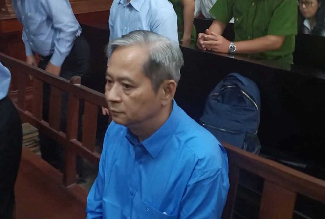 Cựu Phó Chủ tịch Nguyễn Hữu Tín nói bị kẻ khác trục lợi Cựu Phó Chủ tịch UBND TPHCM - bị cáo Nguyễn Hữu tín tại phiên tòa sáng nay 30/12. Ảnh: Tân Châu