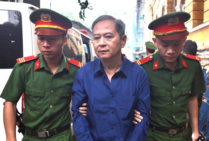 Giao đất vàng cho Vũ ‘nhôm’, cựu Phó Chủ tịch Nguyễn Hữu Tín lãnh án nào? Cựu Phó Chủ tịch UBND TPHCM Nguyễn Hữu Tín tại TAND TPHCM. Ảnh: Tân Châu